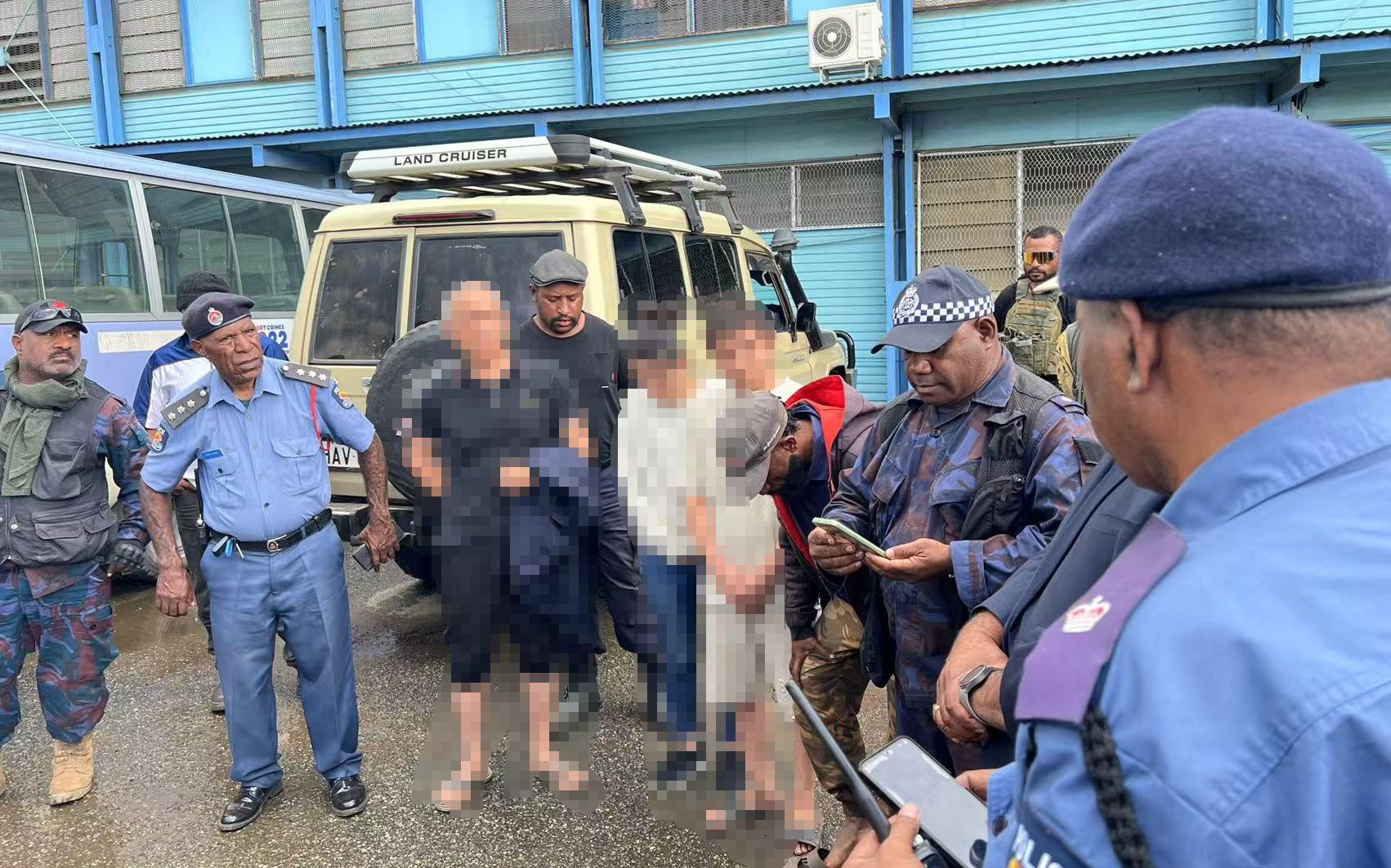 新闻8点见丨中国花游首夺奥运金牌；警方打击涉体育“饭圈”违法犯罪Bsports必一体育